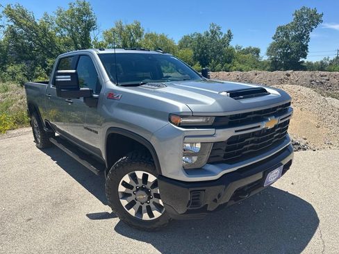 Used 2024 Chevrolet Silverado 2500 Custom w/ Custom Convenience Package AWD/4WD image 2