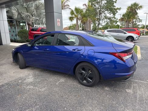 Used 2022 Hyundai Elantra SEL w/ Convenience Package image 3
