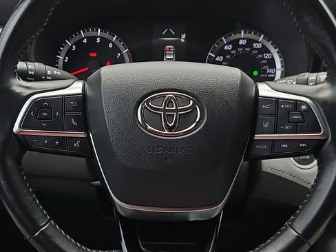 Used 2021 Toyota Highlander LE AWD/4WD image 26