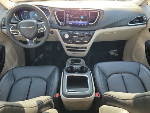 Used 2024 Chrysler Pacifica Select image 13
