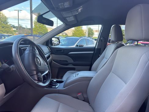 Used 2014 Toyota Highlander LE AWD/4WD image 9