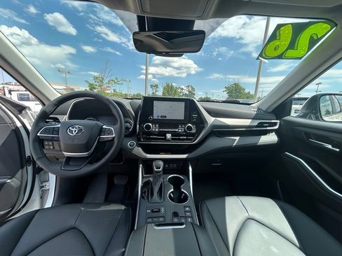 Used 2026 Toyota Highlander AWD image 10