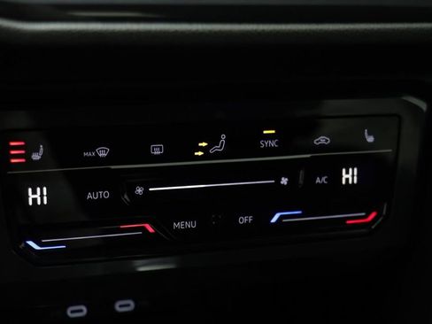 Used 2023 Volkswagen Tiguan SE AWD/4WD image 10