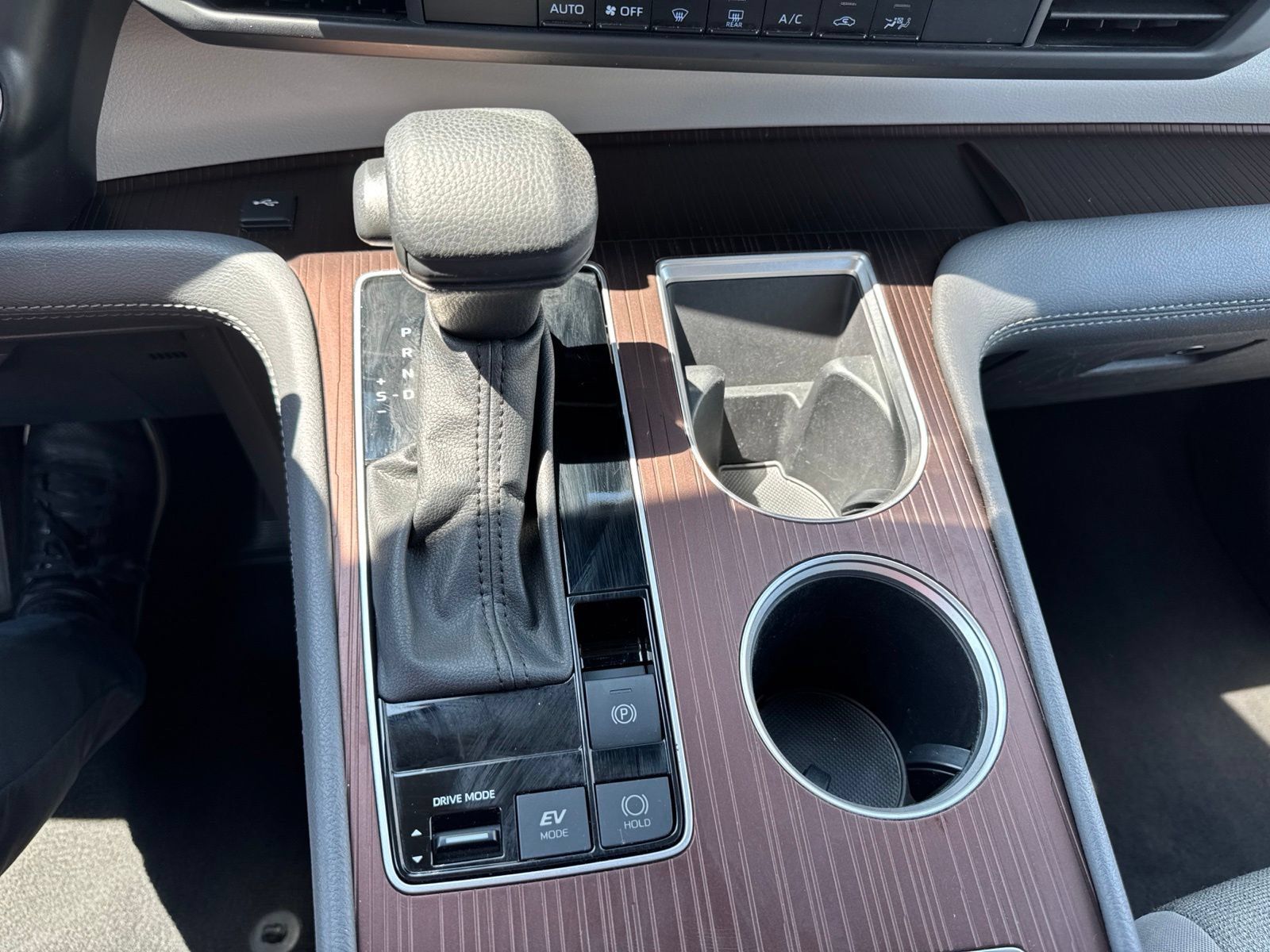 Used 2024 Toyota Sienna LE FWD image 19
