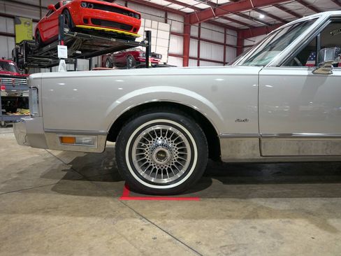 Used 1988 Lincoln Town Car Signature RWD image 3
