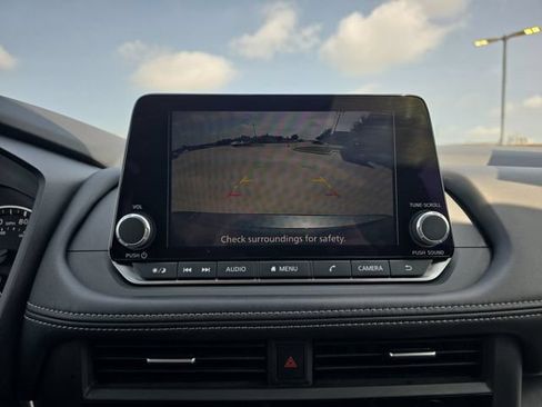 Used 2025 Nissan Rogue SV FWD image 9