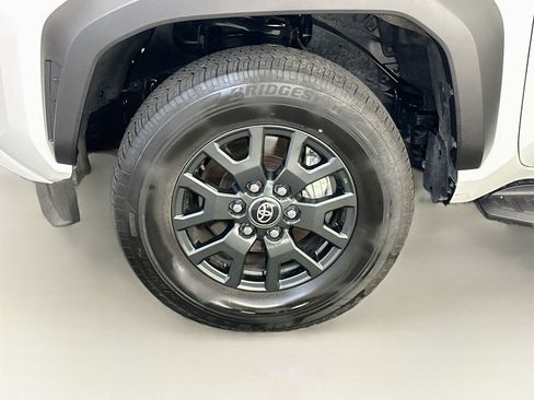 Used 2025 Toyota 4Runner SR5 AWD/4WD image 34
