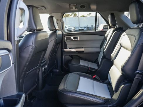 Used 2022 Ford Explorer XLT w/ Equipment Group 202A RWD image 17