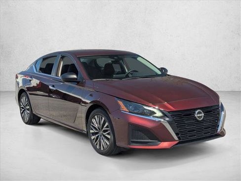 Used 2024 Nissan Altima 2.5 SV FWD image 3