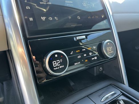 Certified 2024 Land Rover Discovery Metropolitan Edition image 28