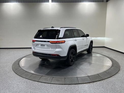 Used 2023 Jeep Grand Cherokee Altitude AWD/4WD image 7