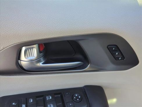 Used 2020 Chrysler Pacifica Touring-L w/ Tire & Wheel Group image 9