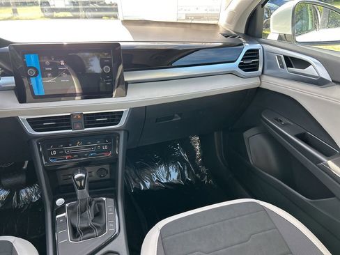 New 2026 Volkswagen Taos SE image 11