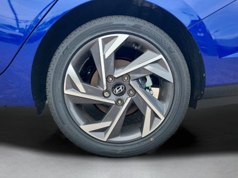 Certified 2025 Hyundai Elantra Limited FWD image 6