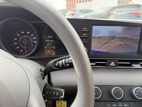 Used 2023 Hyundai Elantra SE image 4