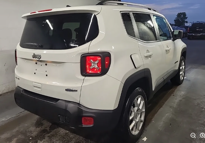 Used 2022 Jeep Renegade Latitude w/ Convenience Group AWD/4WD image 3