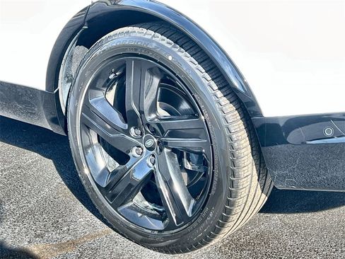 Used 2024 Land Rover Discovery Metropolitan Edition image 11