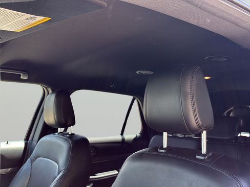 Used 2018 Ford Explorer XLT w/ Equipment Group 202A FWD image 15