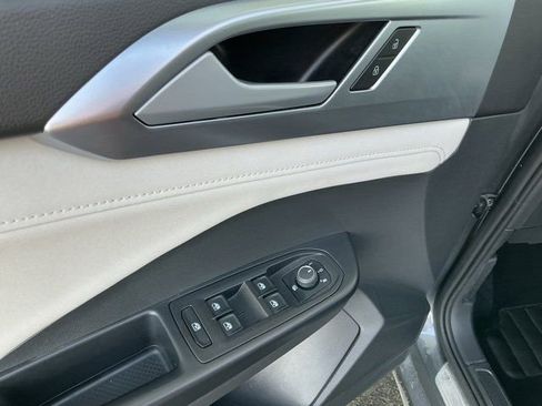 Used 2025 Volkswagen Taos SE image 17