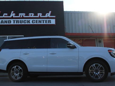 Used 2025 Ford Expedition Active AWD/4WD image 17