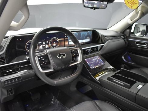 Used 2025 INFINITI QX80 Sensory image 4