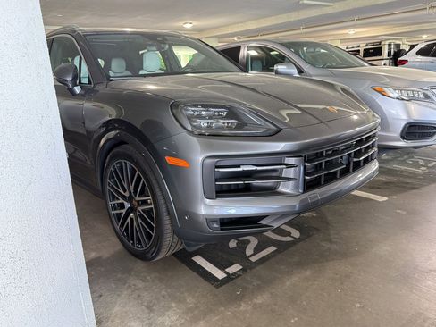 Certified 2025 Porsche Cayenne S AWD/4WD image 4