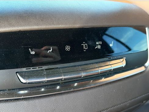 Used 2023 Cadillac Escalade Premium Luxury image 21