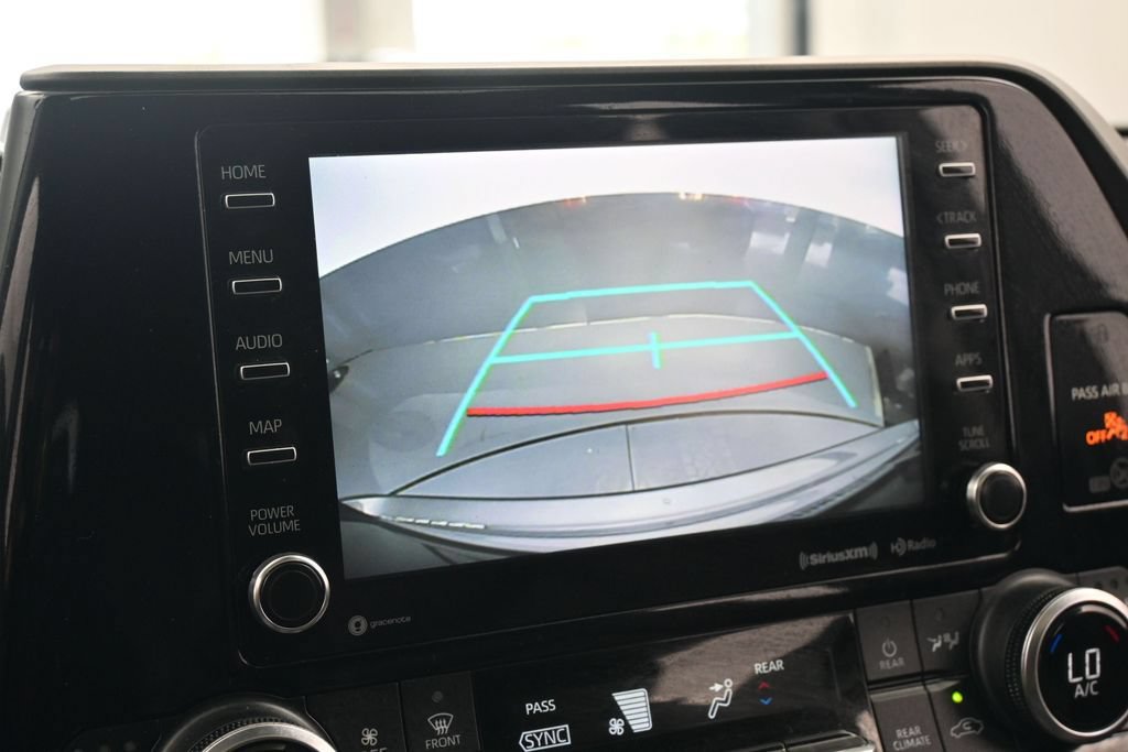 Used 2022 Toyota Highlander XLE AWD/4WD image 18