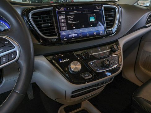 Used 2022 Chrysler Pacifica Touring-L FWD image 12