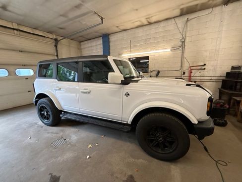 Used 2023 Ford Bronco Outer Banks AWD/4WD image 3