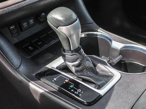Used 2018 Toyota Highlander Plus FWD image 19