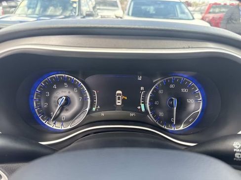 Used 2024 Chrysler Pacifica Touring-L FWD image 32