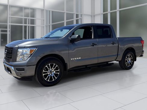 Used 2023 Nissan Titan SV w/ SV Convenience Package RWD image 2