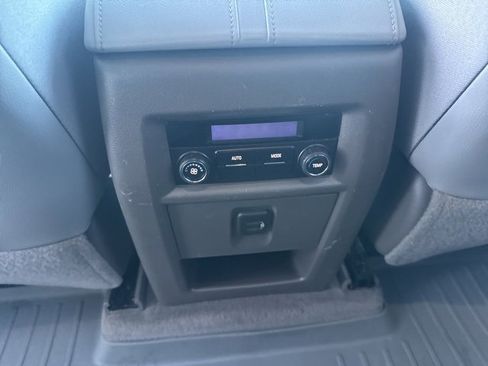 Used 2020 Chevrolet Traverse LT image 29