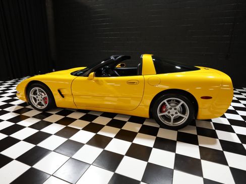 Used 2000 Chevrolet Corvette Coupe w/ Memory Pkg RWD image 37