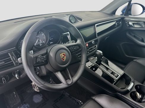 Certified 2025 Porsche Macan AWD/4WD image 4