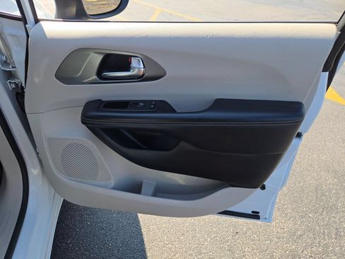 Certified 2023 Chrysler Pacifica Touring-L FWD image 14