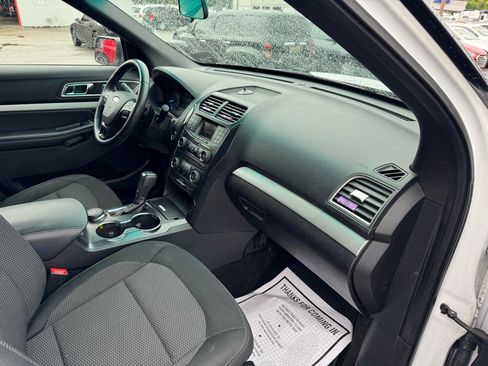 Used 2017 Ford Explorer XLT AWD/4WD image 10