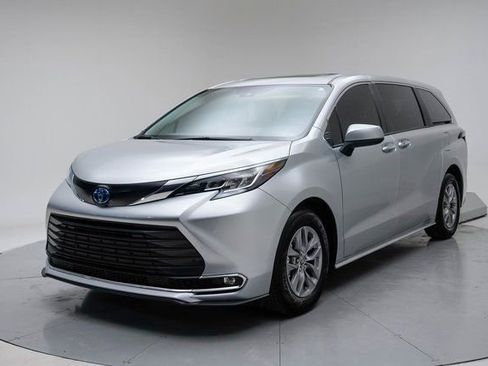 Used 2023 Toyota Sienna XLE image 1