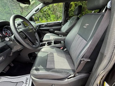 Used 2016 Chrysler Town & Country S FWD image 17