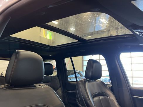 Used 2025 Jeep Grand Cherokee Limited w/ Luxury Tech Group II image 30