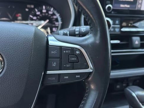 Used 2020 Toyota Highlander XLE AWD/4WD image 24