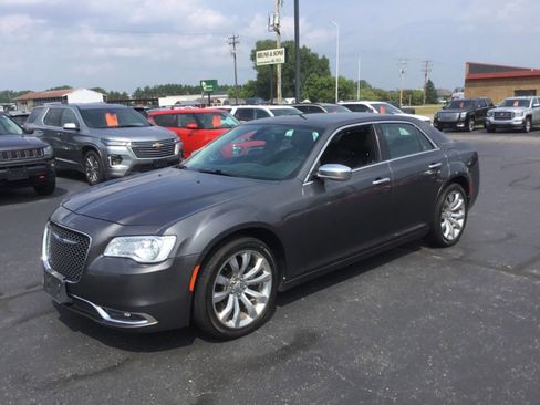 Used 2019 Chrysler 300 Limited image 1
