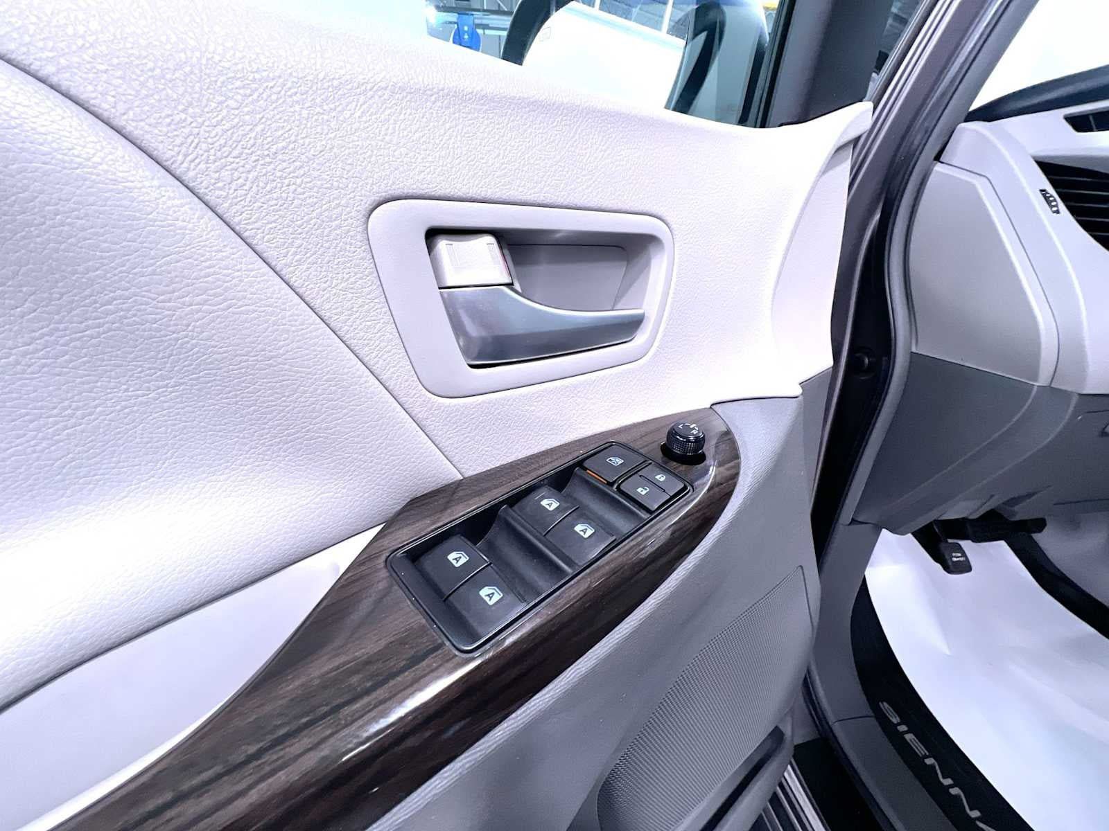 Used 2019 Toyota Sienna XLE w/ XLE Navigation Package FWD image 12