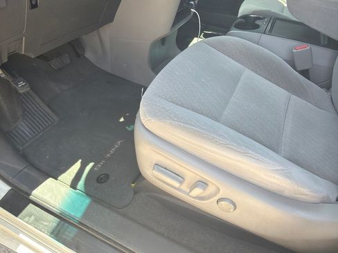 Used 2017 Toyota Sienna LE AWD/4WD image 3