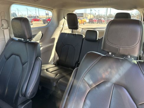 Used 2023 Chrysler Pacifica Touring-L image 25