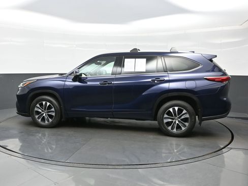 Used 2022 Toyota Highlander XLE AWD/4WD image 3