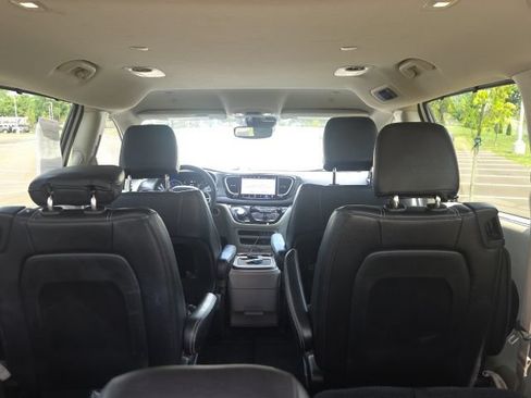 Used 2022 Chrysler Pacifica Touring-L FWD image 13