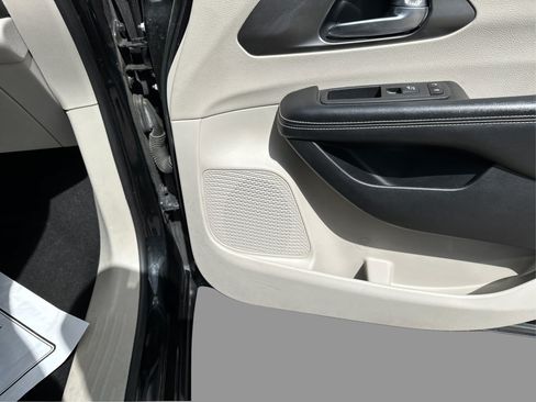 Used 2023 Chrysler Pacifica Touring-L FWD image 21