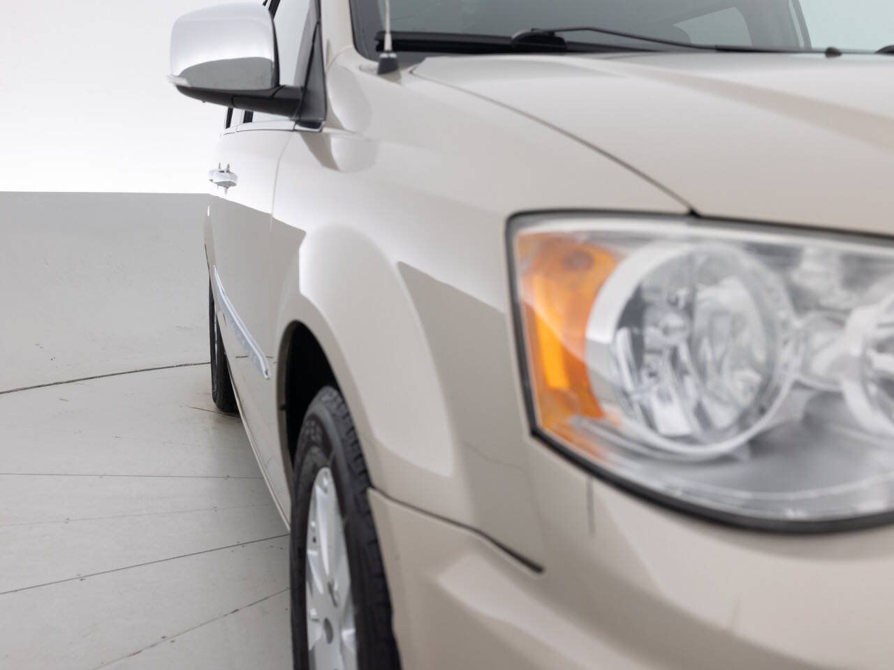 Used 2012 Chrysler Town & Country Touring-L w/ Entertainment Group #2 FWD image 11